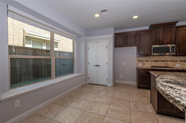 Building Photo - 7 Whispering Thicket Pl