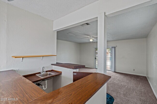 Building Photo - 13 E Desert Dr