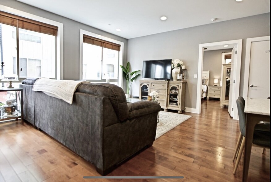 Floor to ceiling windows the entire one side of the unit for amazing natural light. - 1535 North Philip Street