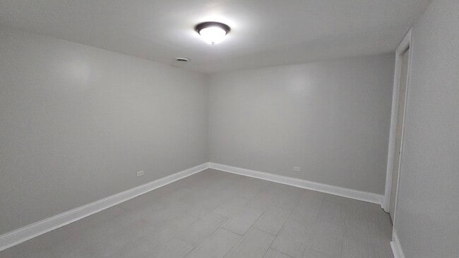 Building Photo - 454 E Park Ave