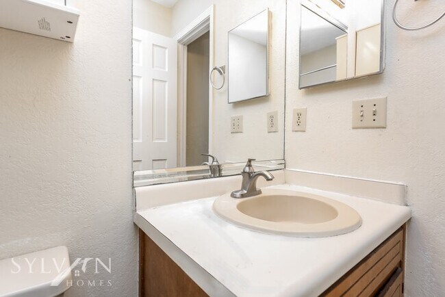 Building Photo - Enjoy one-level living in this 2 bedroom, ...