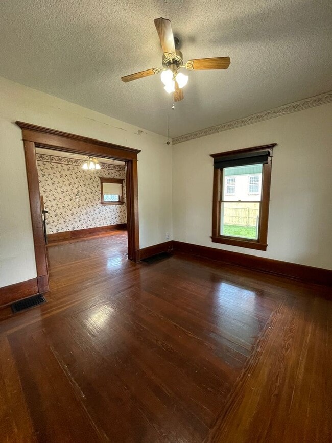 Building Photo - 615 E 6th Ave