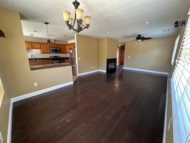 Building Photo - Welcome to this 4 bed 2 bath home!