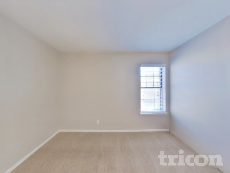 Building Photo - 921 Loganwood Dr