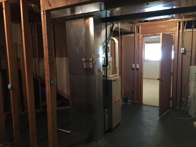 Building Photo - Adorable 2 bed 2 bath in Forest Hills Dist...