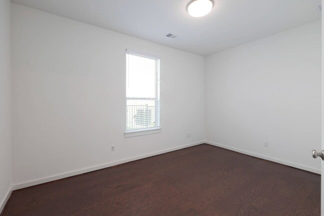 Building Photo - 124 Rosebush Dr