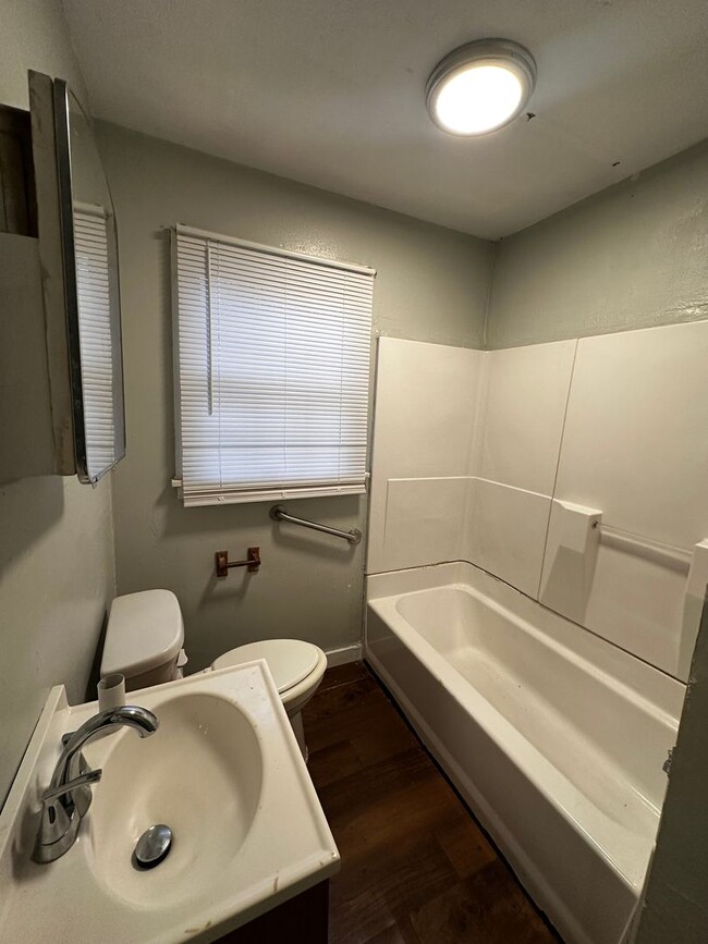 Building Photo - Southern Hills Cozy 2-Bedroom Rental with ...