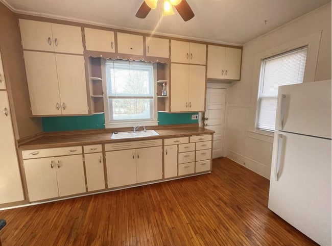 Building Photo - 4 bed 2 bath near UWEC available June 1st!...