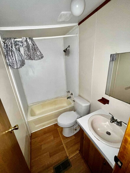 Building Photo - 1038 Maple Dr