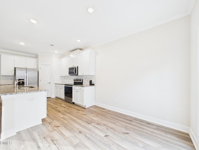 Building Photo - 110 Symmetry Lp