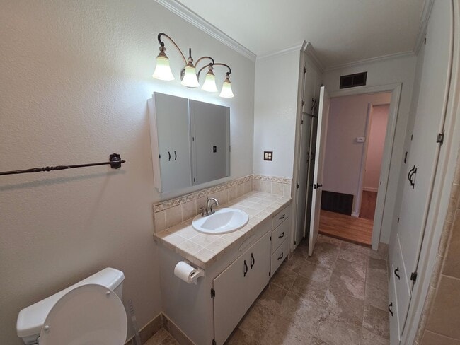 Building Photo - Well Maintained - 2 bedroom home in great area.
