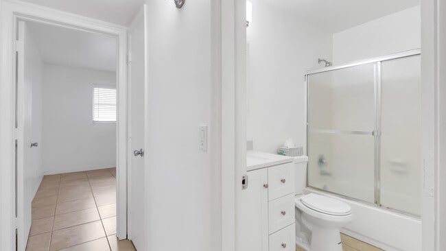 Building Photo - 711 SE 15th St