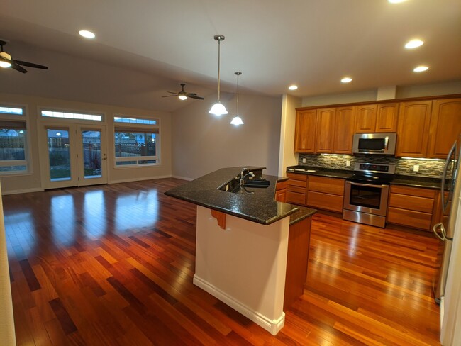 Building Photo - 2+ bed, 2.5 bath duplex condo in Sequim