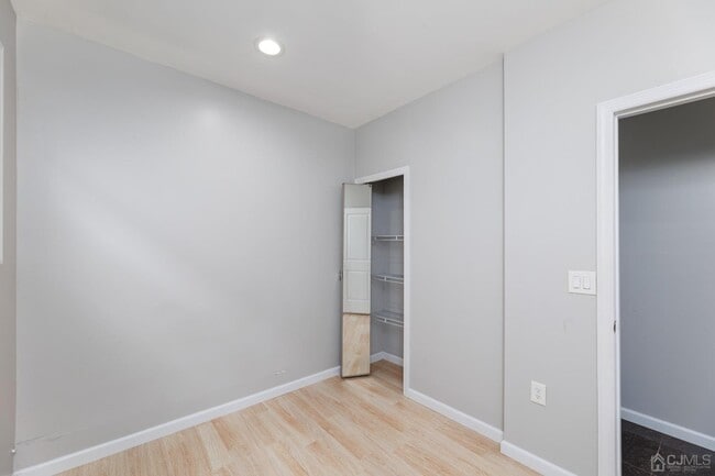 Building Photo - 52 Sharot St