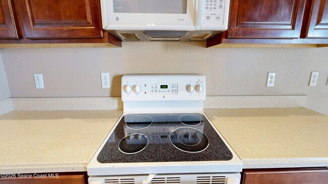 Building Photo - 916 Ocaso Ln