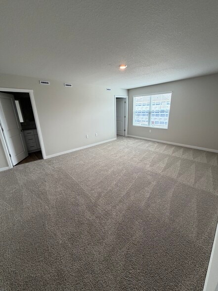 Building Photo - 17021 Persimmon Ln