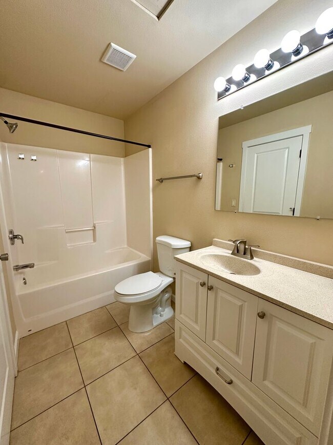 Building Photo - K1021