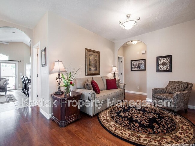 Building Photo - 637 Edgewood Dr