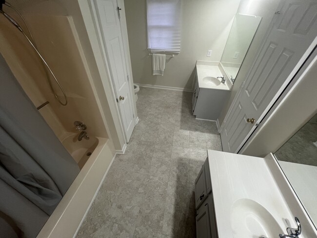 Primary ensuite with double vanity - 2540 Providence Creek Rd