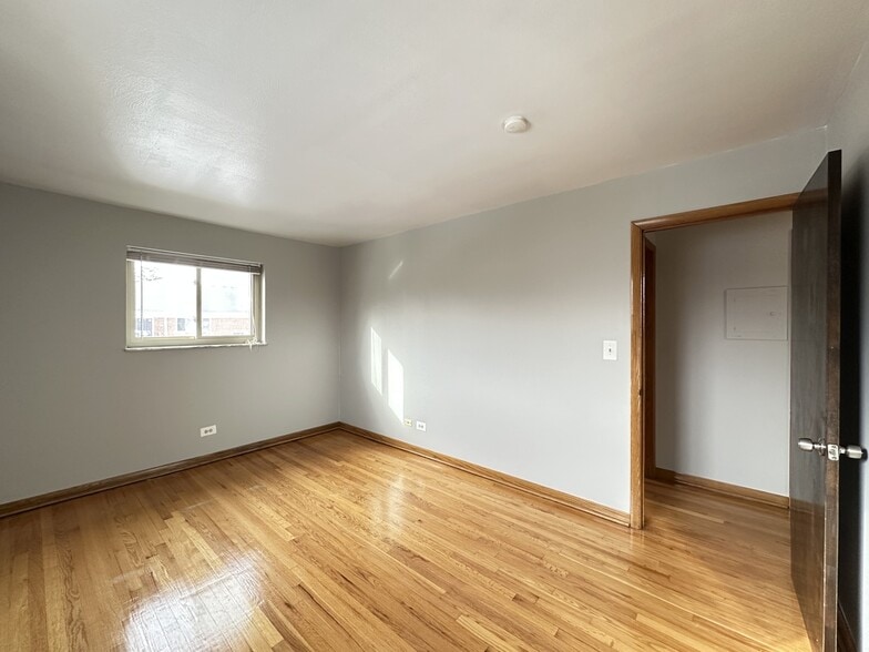 Building Photo - 1004 S River Rd