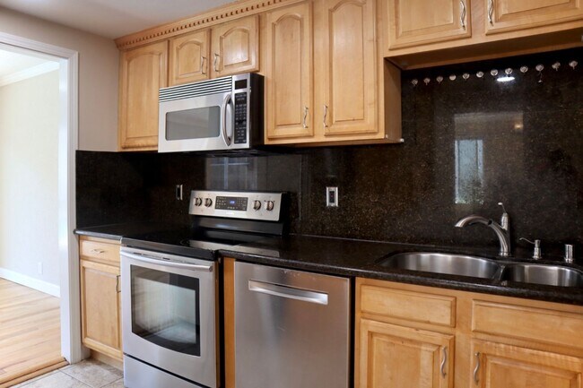 Building Photo - Gorgeous 4-bedroom home with pool – Lakesh...