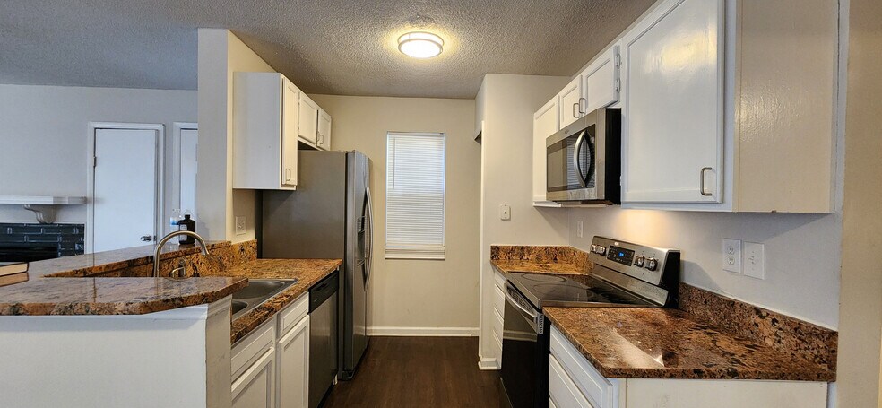 Building Photo - Room in Apartment on Cypress Pointe St