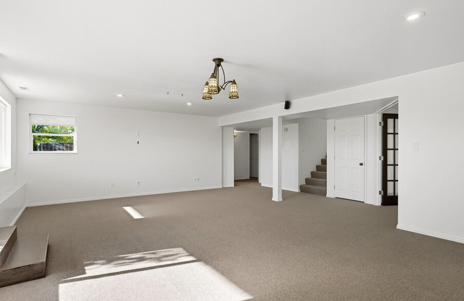 Building Photo - 298 S Staci Ct