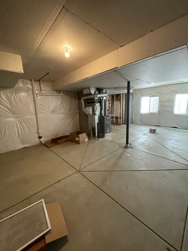 Building Photo - 3 Bedroom 2 Bath Home Available 4/1