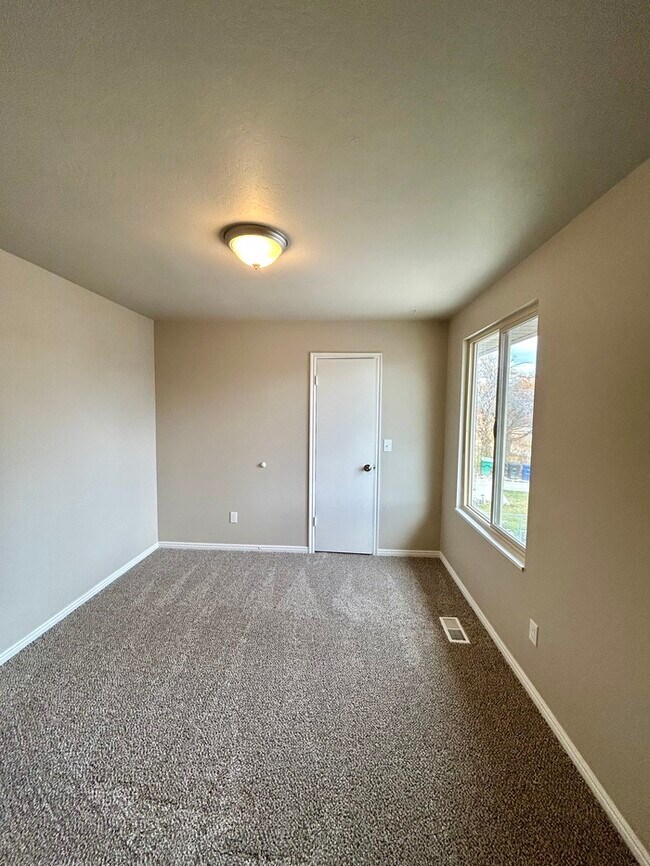 Building Photo - Remodeled 3 Bed, 2 Bath Home in West Jordan — Available Now