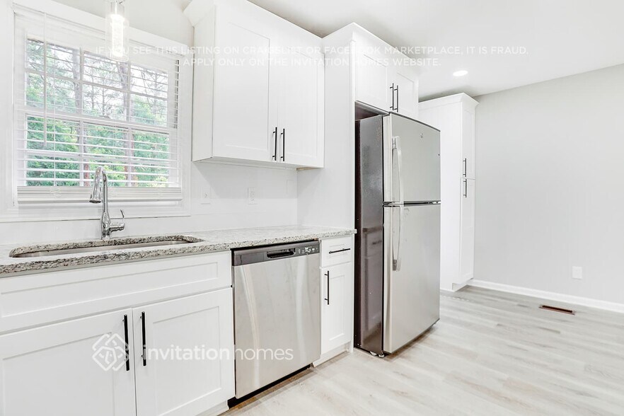 Building Photo - 2675 Jamestown Way