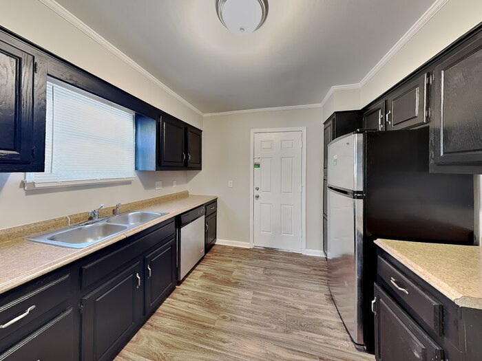 Building Photo - 2219 Whalen Ave