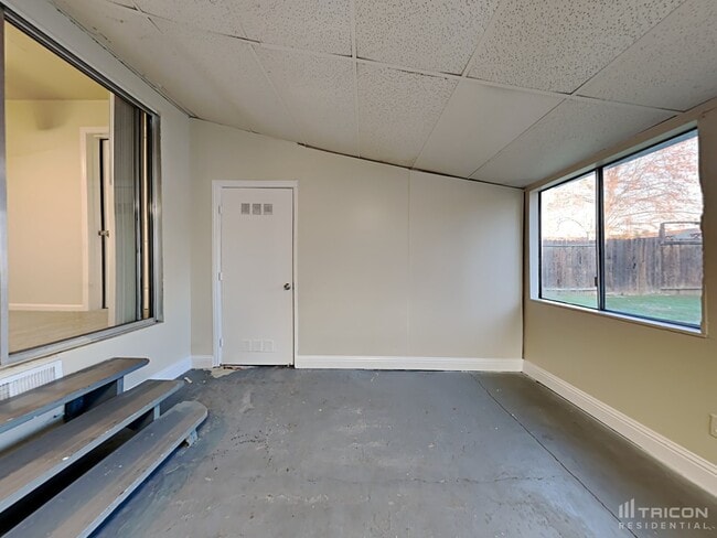 Building Photo - 1316 W 9th St