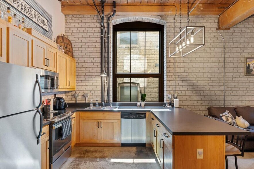 Building Photo - 127 5th St NE