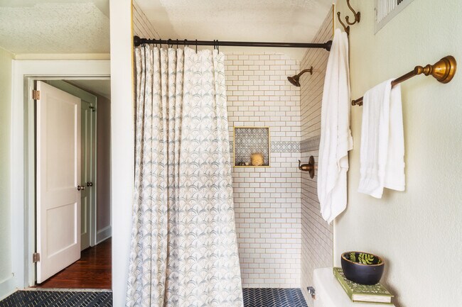 Building Photo - 715 Grandin Rd