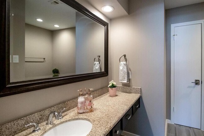 Building Photo - 913 Memorial Village Dr