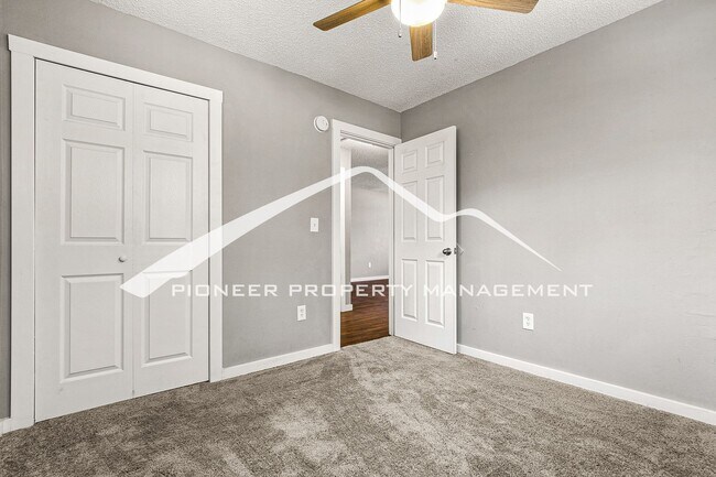 Building Photo - Spacious Half Duplex with Fenced Yard and Washer/Dryer