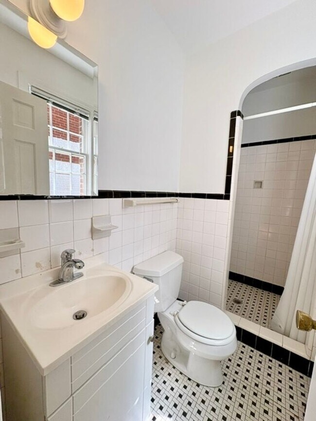 Building Photo - 4534 Avondale St