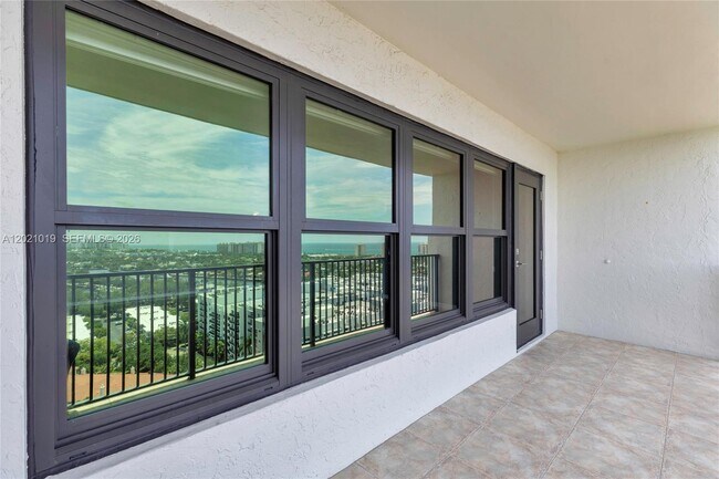 Building Photo - 3200 Port Royale Dr N