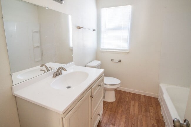 Building Photo - Great 3 Bedroom 1 Bathroom House