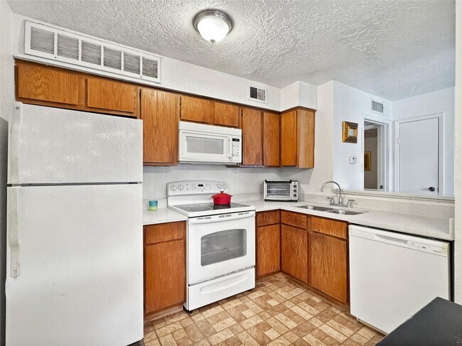 Building Photo - 2021 Spenwick Dr