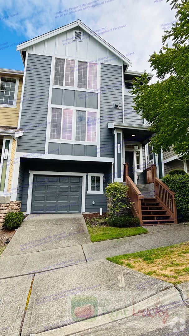 Building Photo - Bright and Spacious Fircrest Townhome in U...