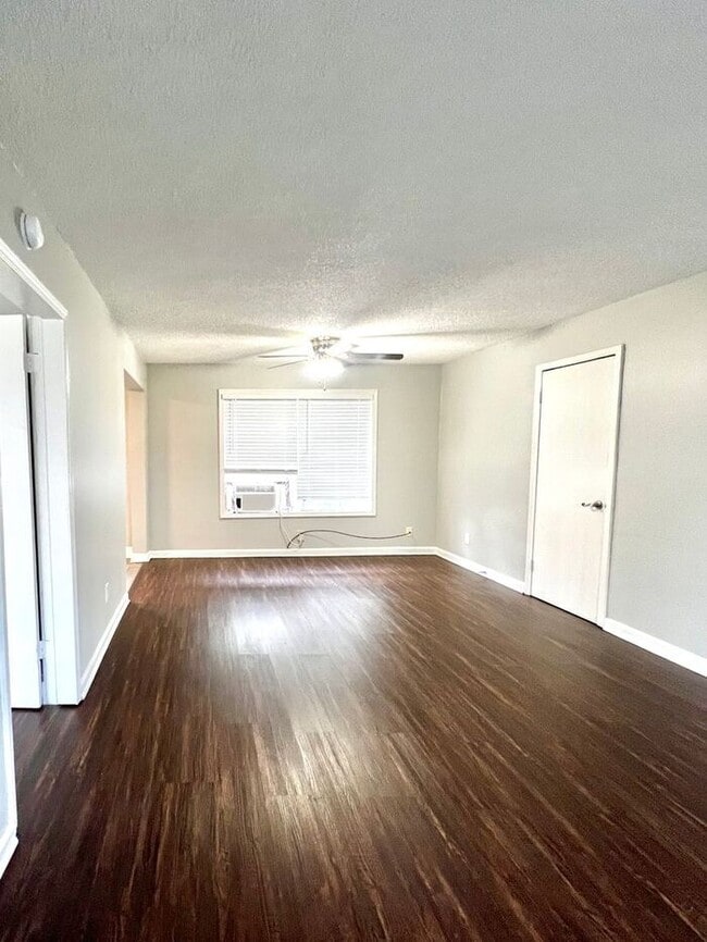 Building Photo - Overton Square Neighborhood Spacious 1bd/1ba!