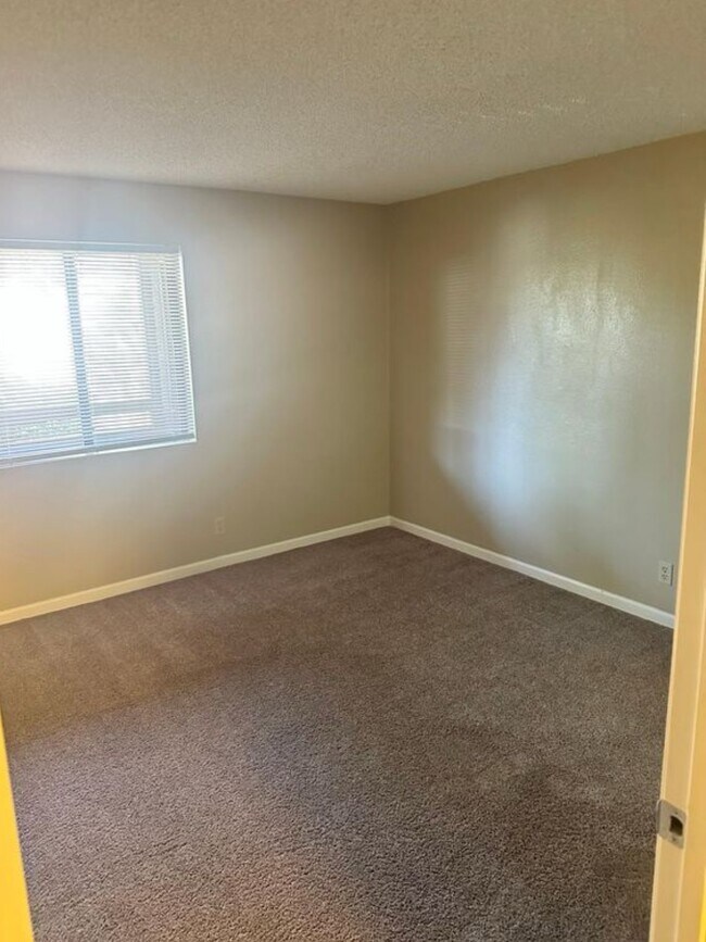 Building Photo - Available now! Great Condo in Great Location!