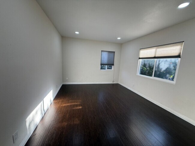 Building Photo - Amazing 3 Bedroom Home in Glassell Park / Eagle Rock