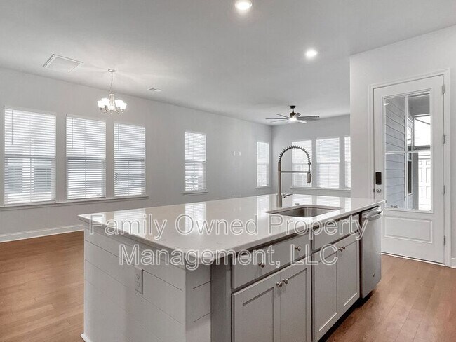 Building Photo - 420 W Respite Ln