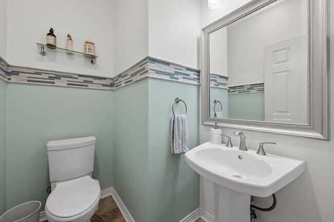 Building Photo - 1207 Lakeway Dr