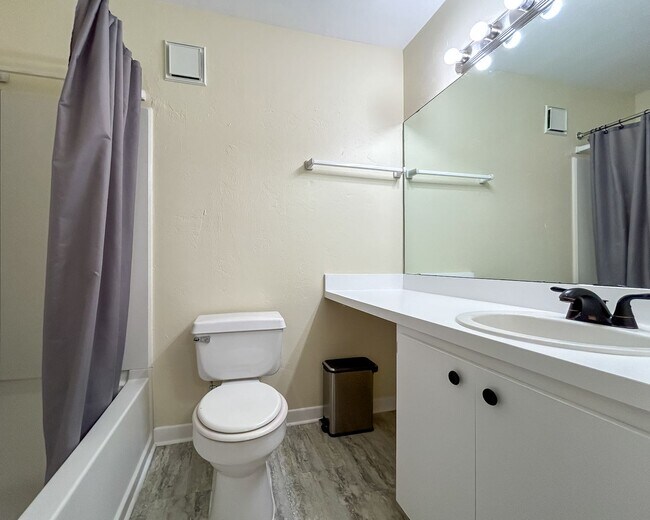 Building Photo - Beautiful Room for Rent in a 4/4 Unit - University Terrace West 511-D