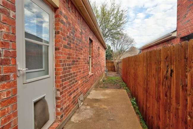 Building Photo - 5916 Round Up Ln