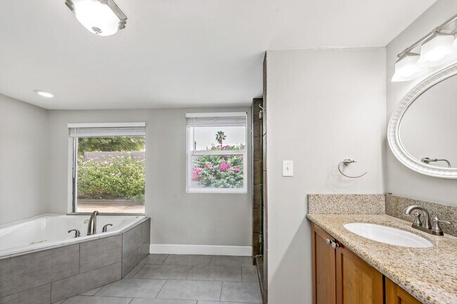 Building Photo - Luxury housing ,Close to U of A! Newly Ren...