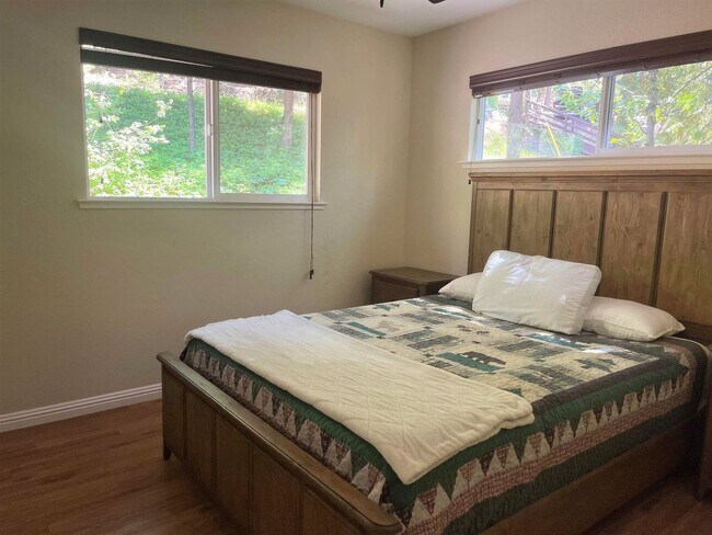 Building Photo - Gorgeous Fully Furnished 3 Bedroom Home Ne...